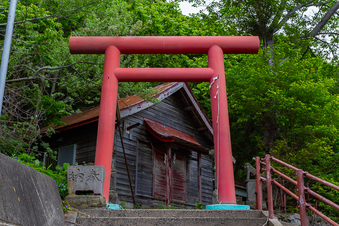 小中学校の敷地の隅に鎮座する川白稲荷神社