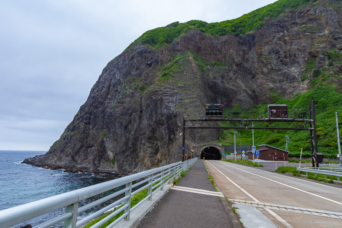 西の河原トンネルの先は大天狗トンネルで断崖が続く海岸を抜けていく