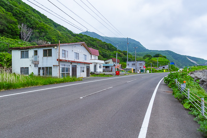 積丹トンネルで沼前岬を抜けると積丹町に入り沼前集落に達する