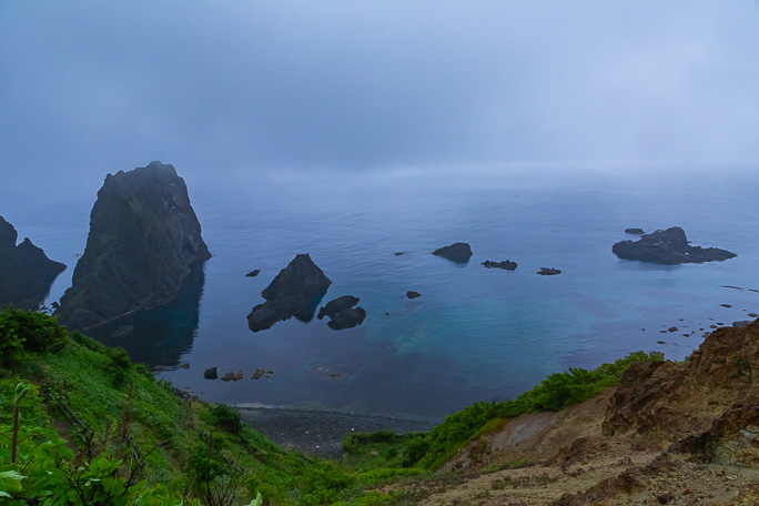積丹岬付近の島武意海岸も霧の中に沈んでいた