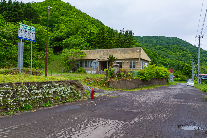 豊浜教育発祥の地の記念碑がある豊浜小学校跡