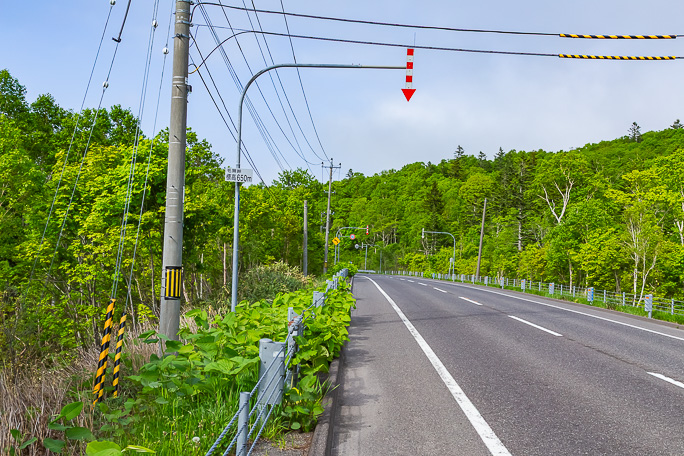 標高650m付近の毛無峠ははっきりとしない高原状の峠