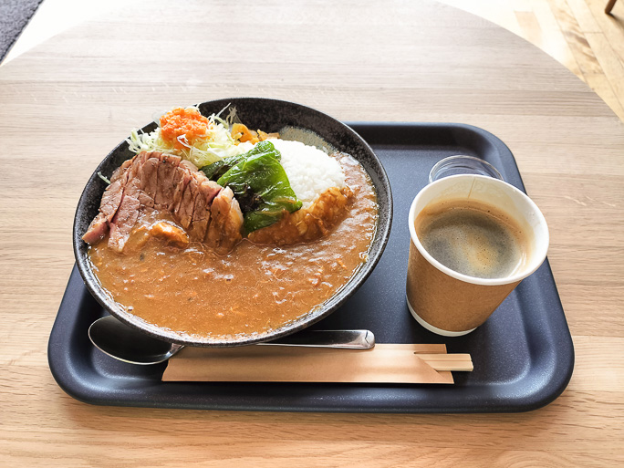 道の駅あかいがわで少し遅めのランチにポークカレーとコーヒーを注文した