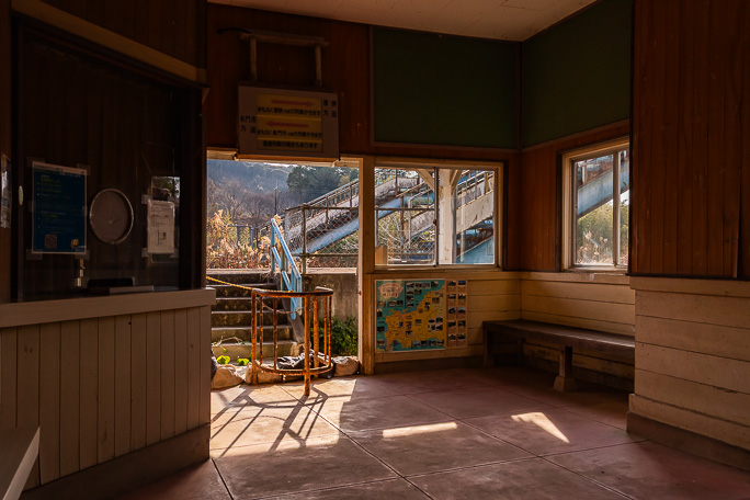 駅舎の内部は荒れては居なかったが浸水するのか出入り口に土嚢が積まれていた