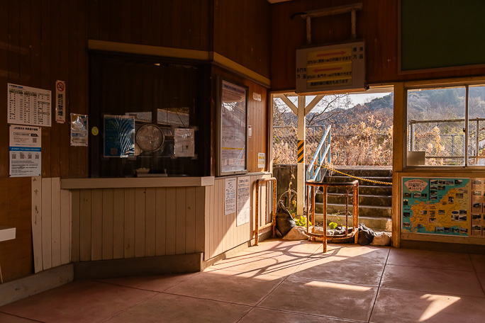 穏やかな日差しに照らされる駅舎とホームを見ていると今にも列車が来そうな気がする
