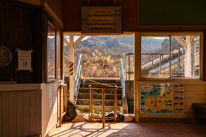 改札口から先は閉鎖されてホームに登ることは出来なかった