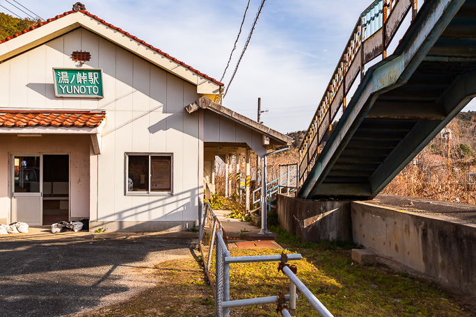 横から見ると改札口からホームにかけての段差の様子がよく分かる