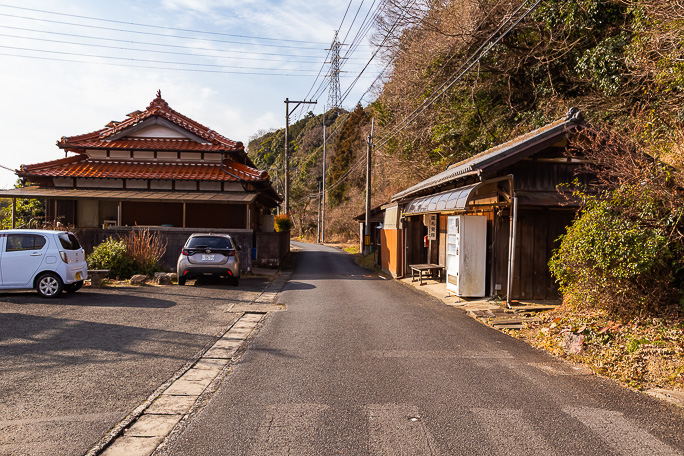 かつては国道だったという駅前通りと駅前の民家