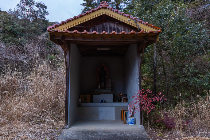 駅前の坂道を登っていくと小さな祠が祀られた一画がある