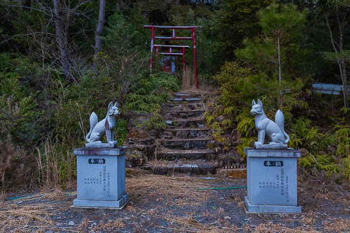 白玉稲荷の銘が見える個人寄贈らしい稲荷神社が祀られていた