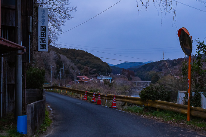 湯の湧く峠から湯ノ峠駅を遠望する