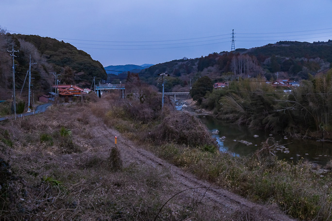 厚狭川の右岸を走っていた路盤も叢に覆われていた