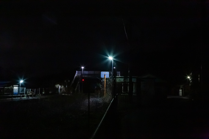 とっぷり暮れた湯ノ峠駅は辛うじて現役の駅としての表情を見せてくれた