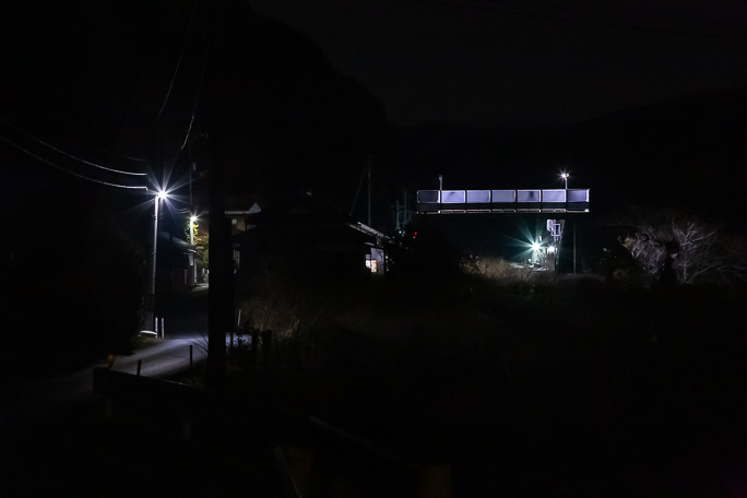 峠方の空き地から遠望した湯ノ峠駅の夜景