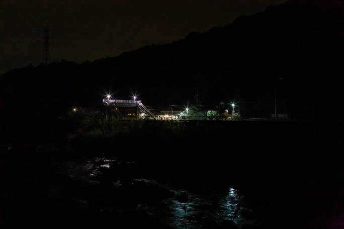 厚狭川の対岸から眺める跨線橋を伴った凛々しい湯ノ峠駅の姿