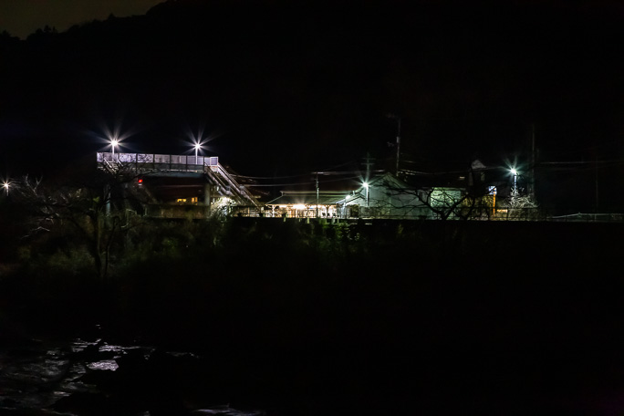 もう二度と列車が発着することはない湯ノ峠駅の夜景