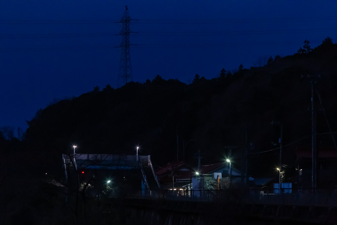 一夜明けて、まだ眠りの中に居る湯ノ峠駅を遠望する