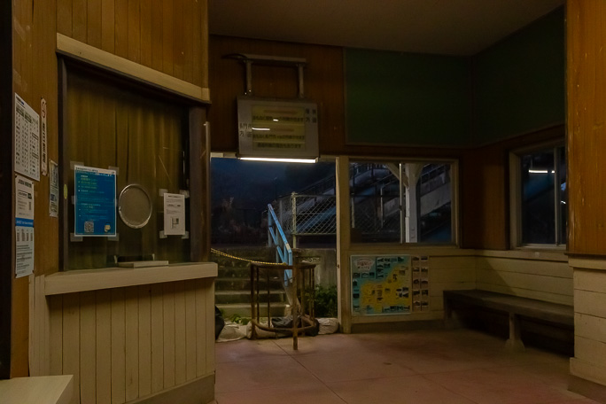 駅舎の中も終夜照明が灯されていた