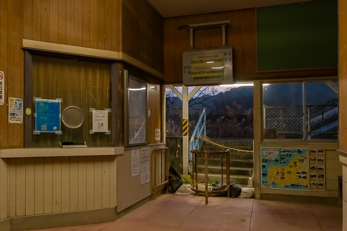 明け行く山里の無人駅で独り駅前野宿の余韻を味わう