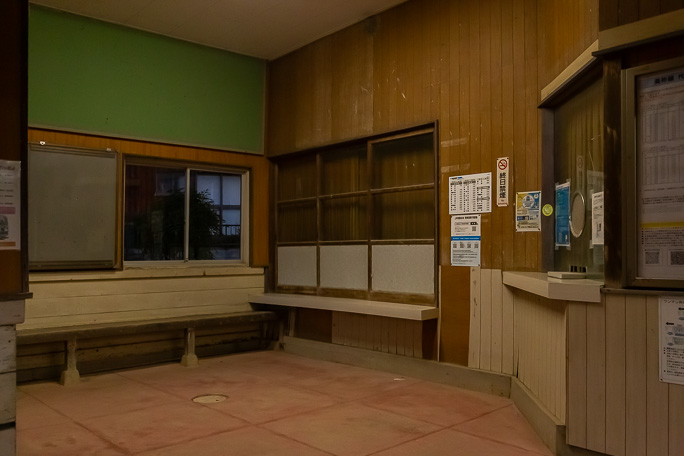 この駅にも人が集い賑わった時代があったのだろう