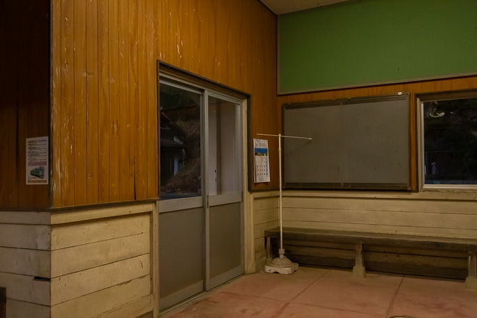 タクシー代行運転とは言え駅の中は小綺麗に清掃されていて地元の愛着を感じる