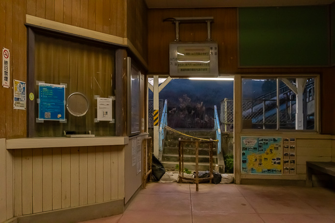 駅舎の中で過ごすうちに外はヘッドライトが要らないくらいに明るくなった