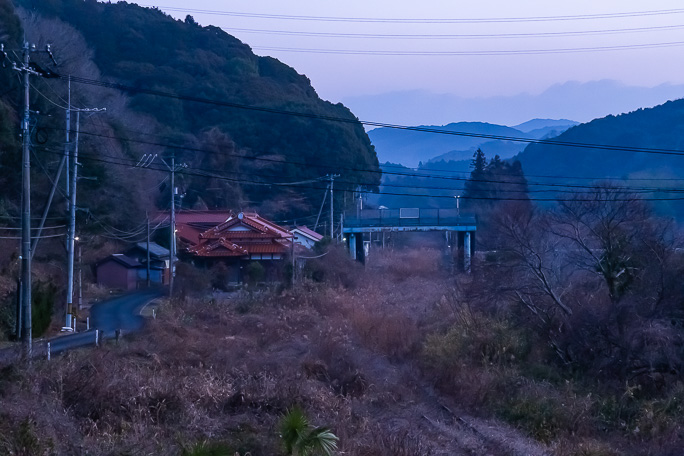 峠への道すがら、湯ノ峠駅を振り返って名残を惜しむ