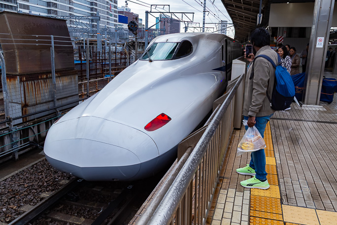 名古屋駅で降り立った「のぞみ236号」を外国人観光客が撮影していた