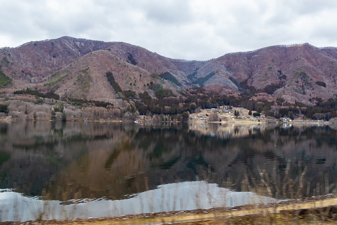 湖岸間際を行く区間もあり自然と視線が窓の外に向かう