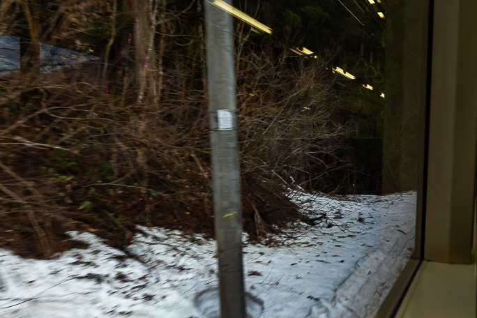 青木湖を越えて姫川源流域に入ると目に見えて路盤脇の残雪が増えた