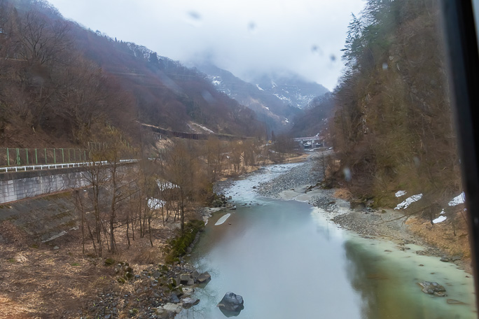 大糸線最後の開通区間である中土~北小谷間の険しい車窓風景