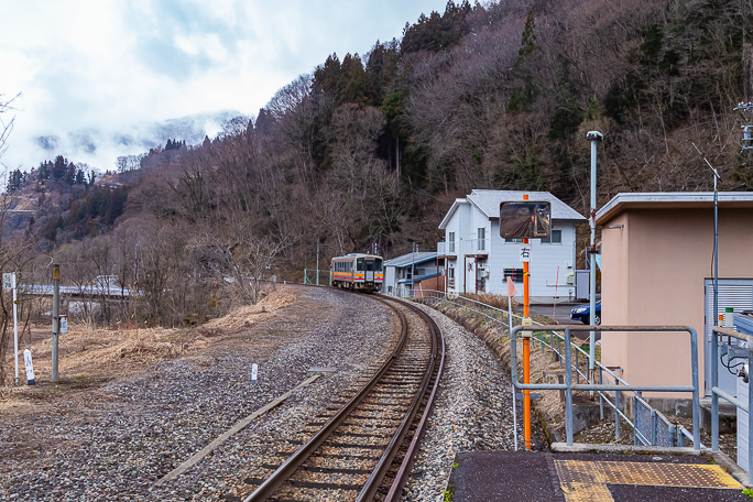 北小谷駅で途中下車して糸魚川行きの単行列車を見送る
