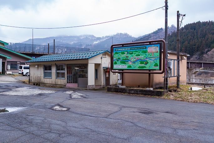 就労支援センターと数戸の住宅があるだけの北小谷駅前