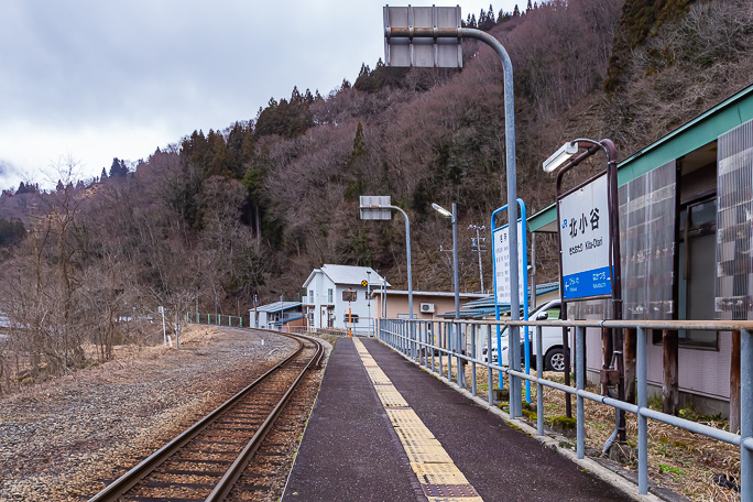 かつては交換可能な構造を持っていた北小谷駅構内は姫川側に広い空間を有する