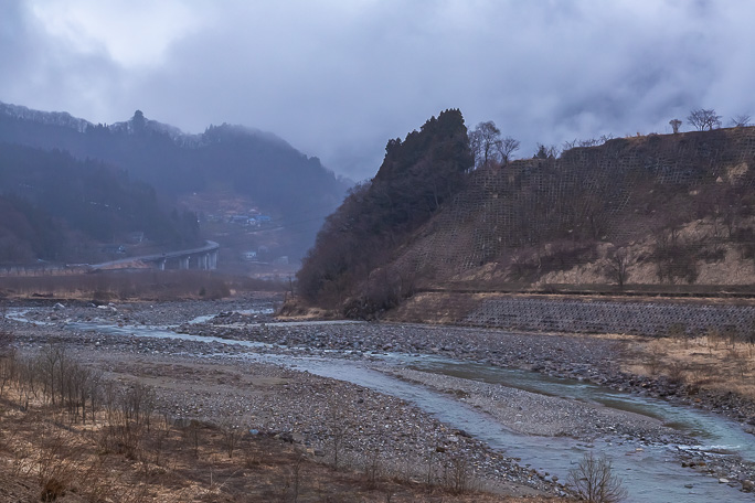 道の駅付近の国道から眺める荒々しい姫川の景観
