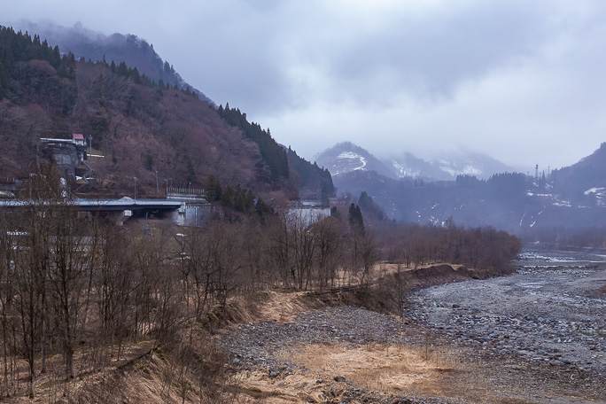 来し方、南小谷、白馬方面は残雪を纏って薄ら寒い様相