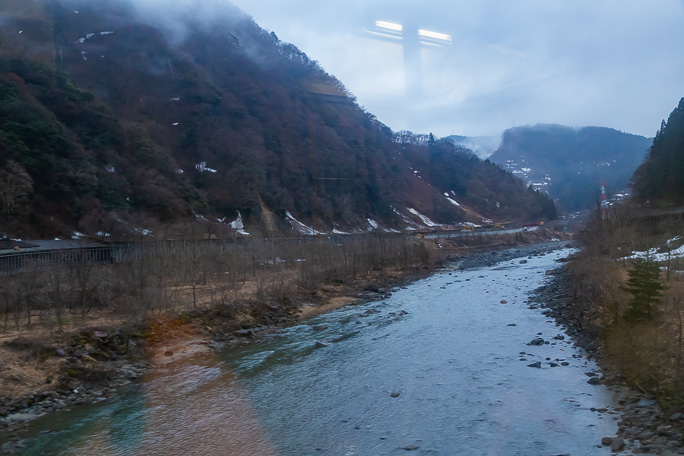 小滝駅を出た辺りで眺める並行国道もスノーシェッドが連続している