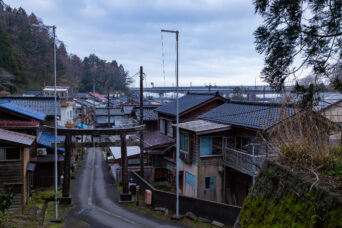 えちごトキめき鉄道日本海ひすいライン・親不知駅付近・羽黒神社参道から望む歌集落(新潟県:2026年3月)