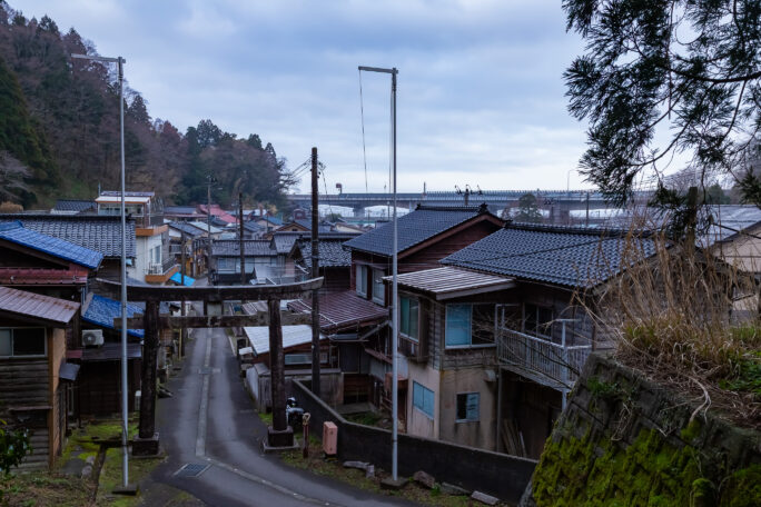 えちごトキめき鉄道日本海ひすいライン・親不知駅付近・羽黒神社参道から望む歌集落（新潟県：2026年3月）