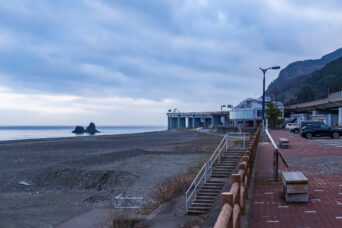 えちごトキめき鉄道日本海ひすいライン・親不知駅付近・道の駅「親不知ピアパーク」から望む親不知海岸(新潟県:2026年3月)