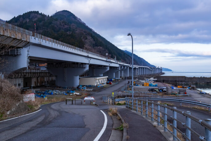 えちごトキめき鉄道日本海ひすいライン・親不知駅付近・道の駅「親不知ピアパーク」から望む親不知海岸（新潟県：2026年3月）