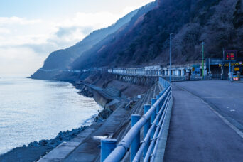 えちごトキめき鉄道日本海ひすいライン・あいの風とやま鉄道鉄道線・市振駅付近から望む親不知海岸(新潟県:2026年3月)