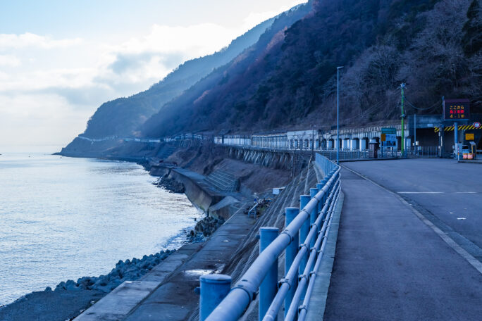 えちごトキめき鉄道日本海ひすいライン・あいの風とやま鉄道鉄道線・市振駅付近から望む親不知海岸（新潟県：2026年3月）