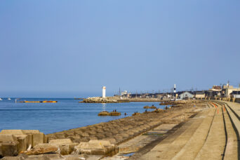 呉東・黒部・生地海岸から望む生地鼻灯台(富山県:2026年3月)