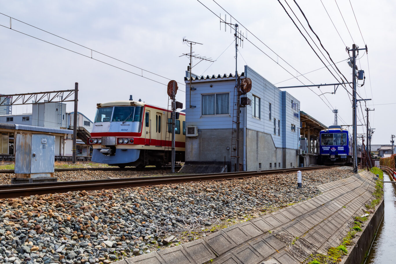富山地方鉄道本線・新魚津駅・あいの風とやま鉄道鉄道線・魚津駅(富山県:2026年3月)