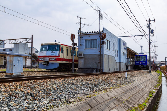 富山地方鉄道本線・新魚津駅・あいの風とやま鉄道鉄道線・魚津駅（富山県：2026年3月）