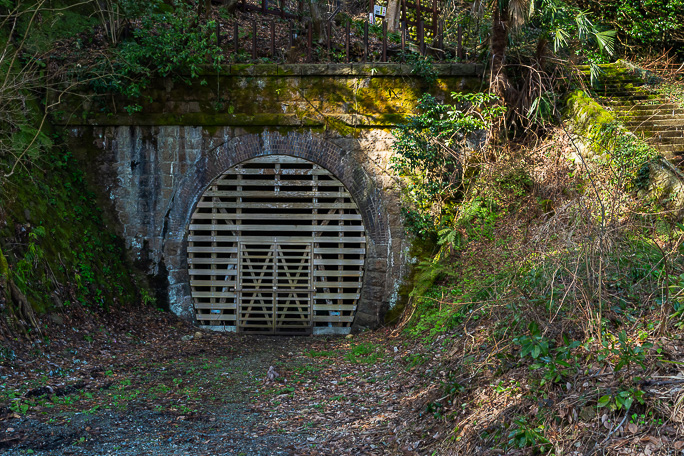 宮崎鼻の基部を抜けていく北陸本線旧線の旧宮崎隧道跡が神社奥に眠っていた