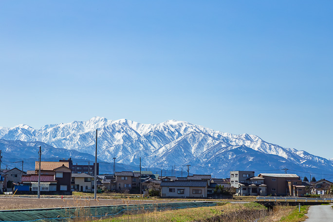 ダイヤ海岸近くの大屋新神明社付近から望む飛騨山脈前衛の山並み