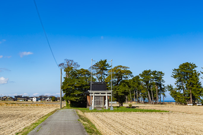 田圃の中に佇む姿が印象的な大屋新神明社にも参拝した