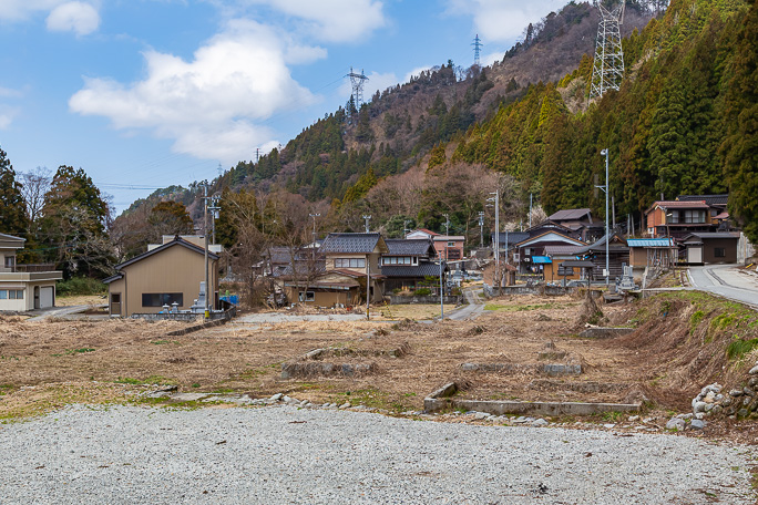 県道328号線の途中にある栗虫集落